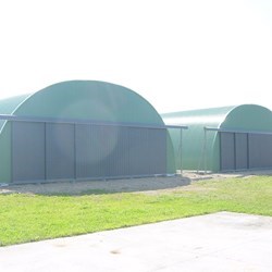 2 novos celeiros acabados, a trilha do portão se estende para fora do prédio para aumentar ao máximo o acesso para o avião