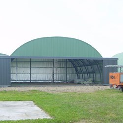 vista frontal de um hangar de avião Omega mostrando quanto podem abrir as portas XXL