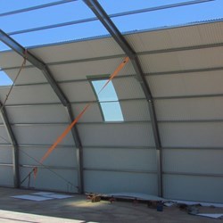Começando a terceira linha de chapas, a telha translúcida também colocada no lugar , instalada de maneira a obter luz e evitar a entrada de calor.