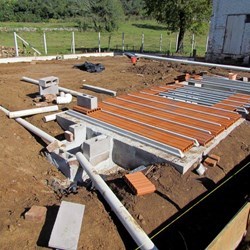 preparando o piso e as fundações, vista do reservatório de água subterrâneo para a recuperação de água da chuva