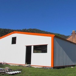 vista exterior das chapas, brancas, trapezoidais, galvanizadas e pré-pintadas, acabamento em laranja da um toque de modernidade
