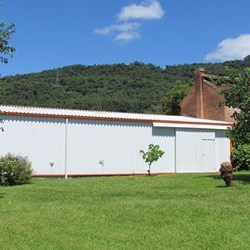 vista exterior da lateral com portão de 2 folhas fechadas