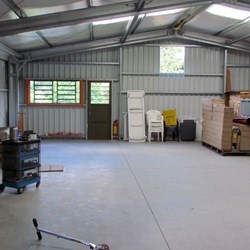 vista interior do galpão, grade de ventilação ainda precisa ser instalada