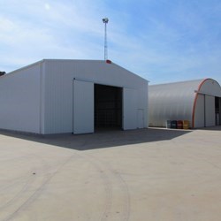 vista de 2 pavilhões industriais feitos pela Frisomat em Monte Mor, SP, o galpão Delta tem telhado tradicional de duas águas