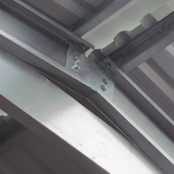 uma cumeeira ventilada é padrão, isso acrescenta muito para o conforto térmico porque o ar quente sobe e pode sair pelo telhado