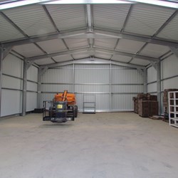 vista do interior espaçoso de um Galpão Delta+ Frisomat, agora fabricado no Brasil