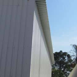 quando não se deseja calhas, o telhado se estende 50 centímetros para fora da parede