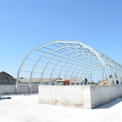 a new Frisomat Omega+ in construction: outside view of the galvanized steel spans mounted on top of a retaining wall