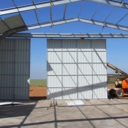 Installing the wings from the gate, the wings are pending from the rail beam making them easy to open and close, there's no rail on the floor so it can't be clogged by sand or dirt.