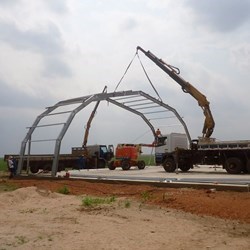 The second span (an elegant arc formed by straight beams and angular connecting parts) is lifted and moved to its destiny.