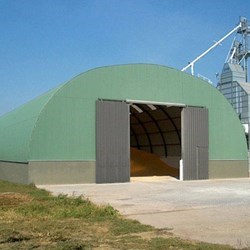 celeiro Omega em cima de um muro de contenção para armazenar produtos a granel como pellets de madeira