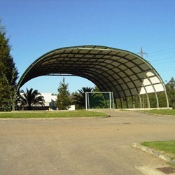 quadra de futsal externo mas coberto com telhado aberto de um Frisomat Omega