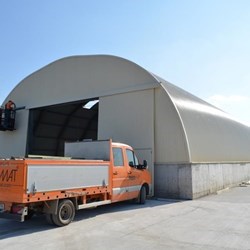 um novo Frisomat Omega + em construção: vista de fora do galpão de aço concluido