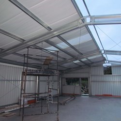 After the walls and gutters are installed, it is time to put the roof. The roof and walls share the same sheeting, only from below you see the thermal insulation.