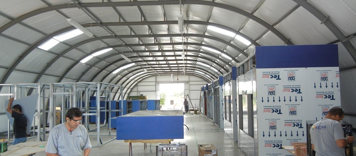 vista interior de um galpão Frisomat Omega usado para produção