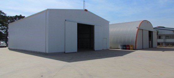 Vista exterior de um galpão industrial Delta+