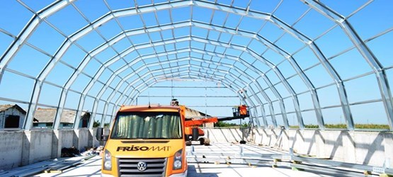 Um Omega+ sendo construído em cima de uma parede de contenção